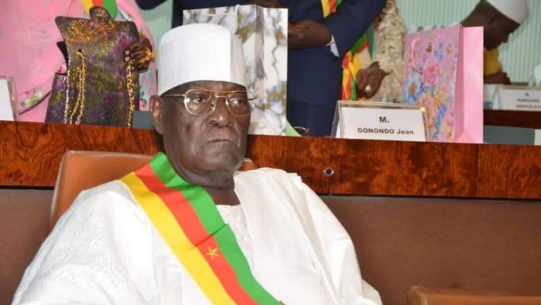: Le président de l’Assemblée nationale du Cameroun suspend le secrétaire de la signature.