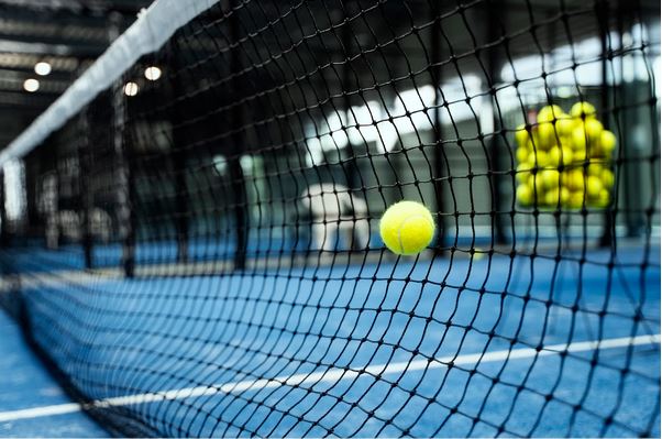 Paris de tennis : actualités et analyses des tournois de tennis, revues des matchs passés et à venir, joueurs clés et leur forme, conseils pour les paris sur le tennis