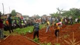 Le village Ngock prépare l’inhumation des corps