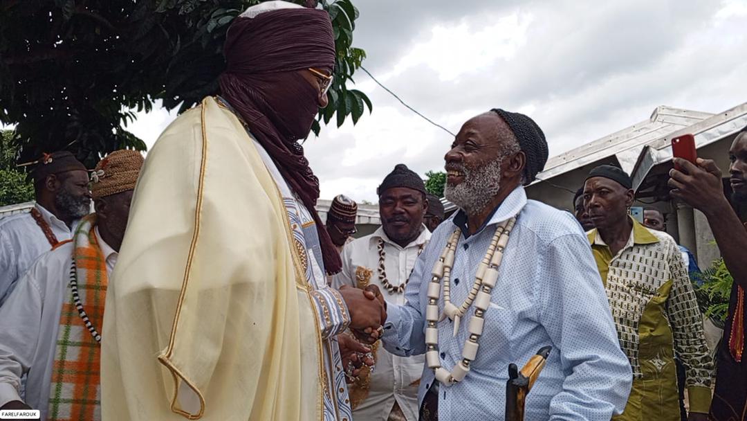 Cameroun : le sultan roi des Bamoun en visite à Mbanga
